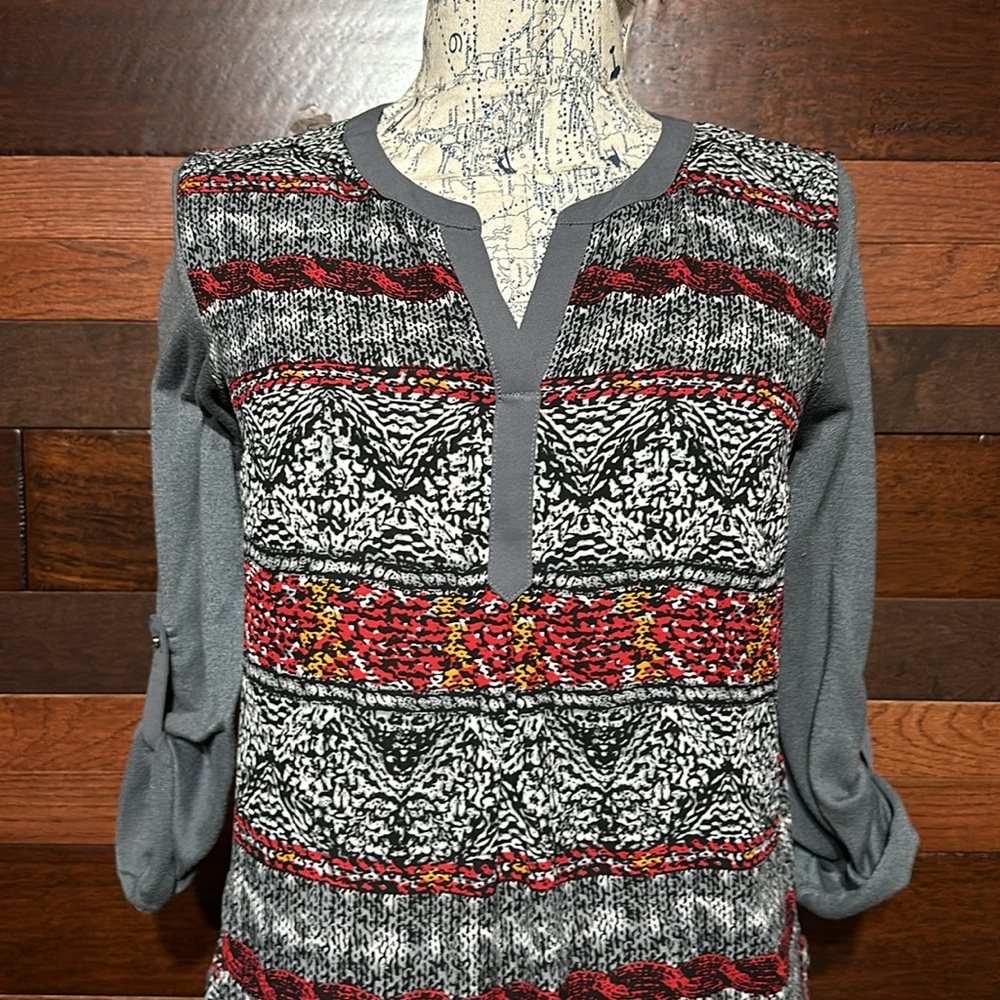 Black Rainn Scoop Neck 3/4 Sleeve Gray and Red Blouse - Picture 4 of 10
